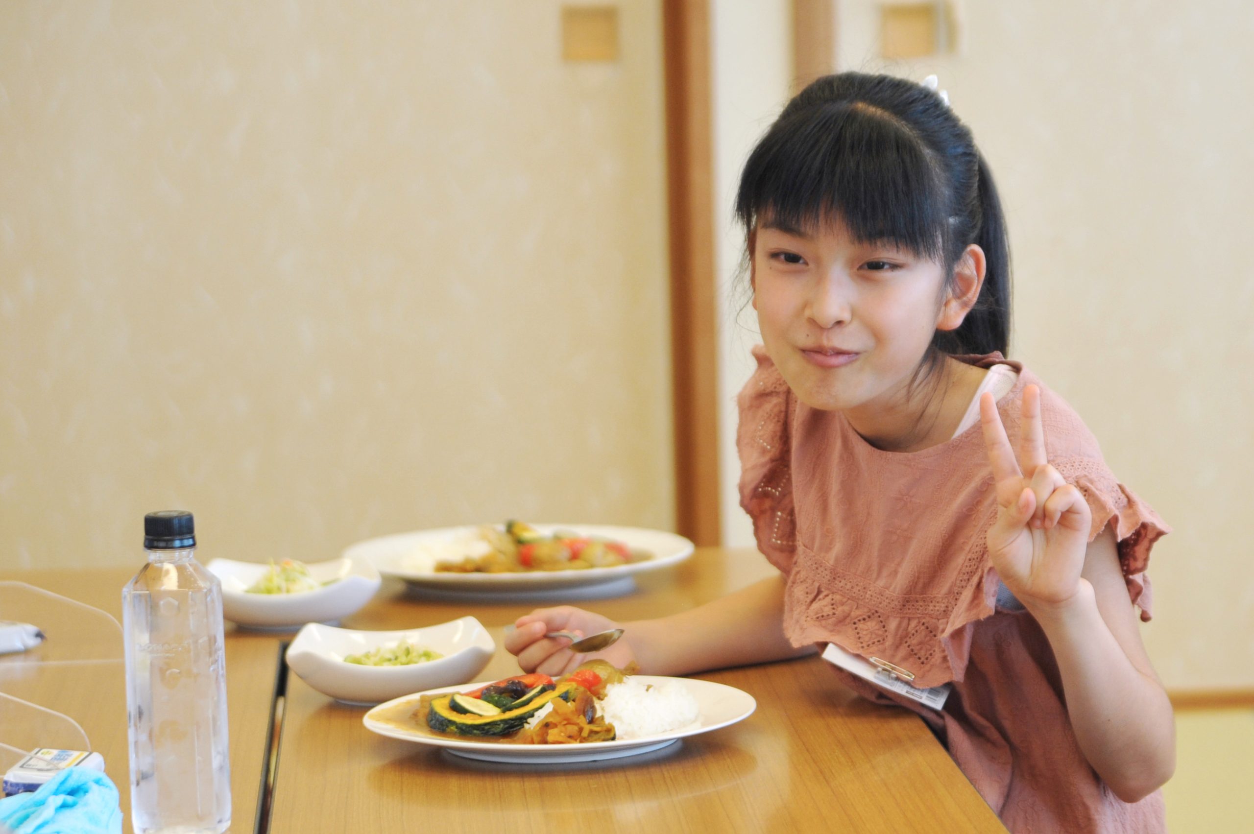 富谷産の夏野菜で作ったおいしいカレーに、子どもたちもにっこり笑顔。