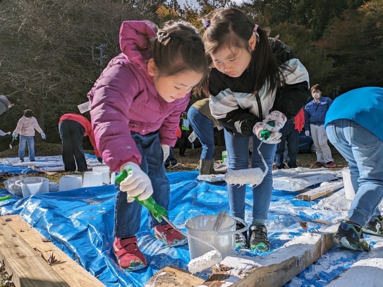 初めてのツリーハウスづくりを楽しむ子ども達。